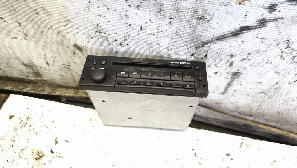 Radio/CD/DVD/GPS head unit 24469302