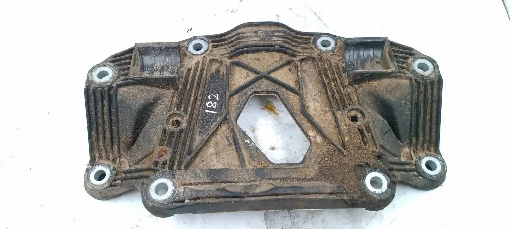 Kita galinės važiuoklės detalė