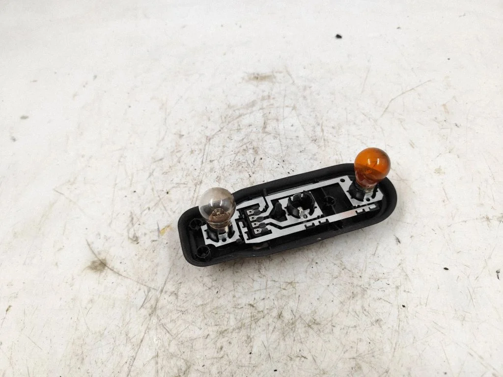 Tail light bulb cover holder – BMW 5 Series E39 (1996-2003)