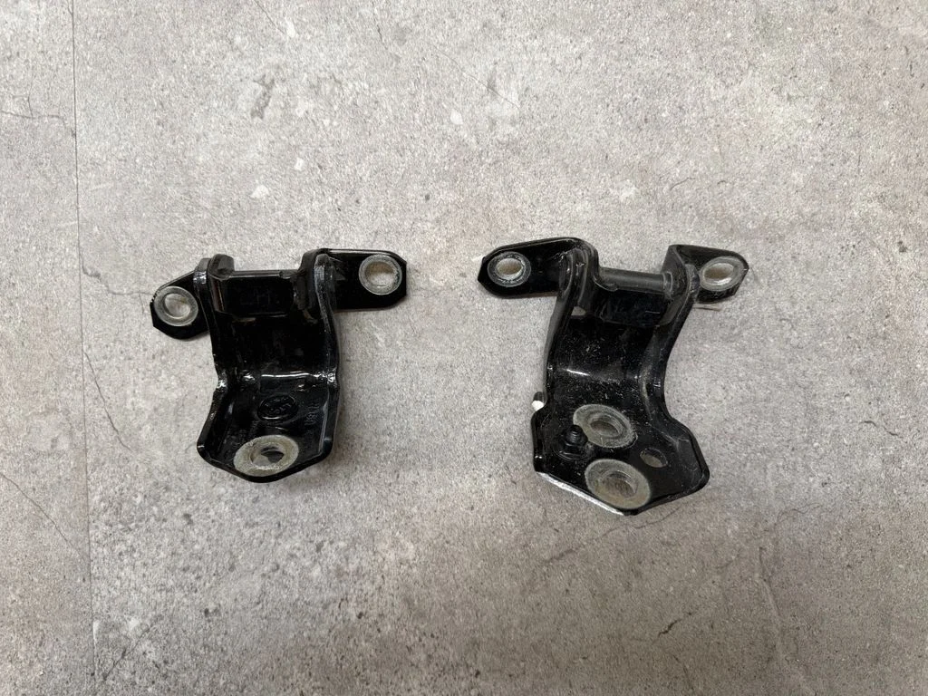Rear door hinge set – left