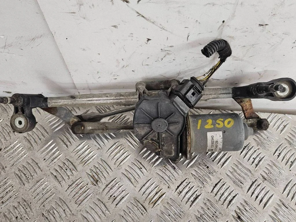 Front wiper linkage and motor – Opel Corsa D (2006-2014)