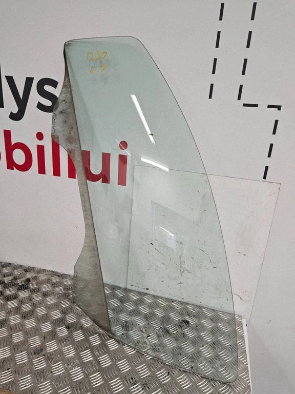 Pagrindinis priekinių durų stiklas (keturdurio)
