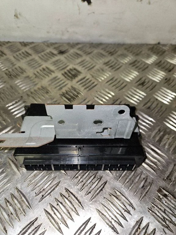 Comfort/convenience module 88281SC230
