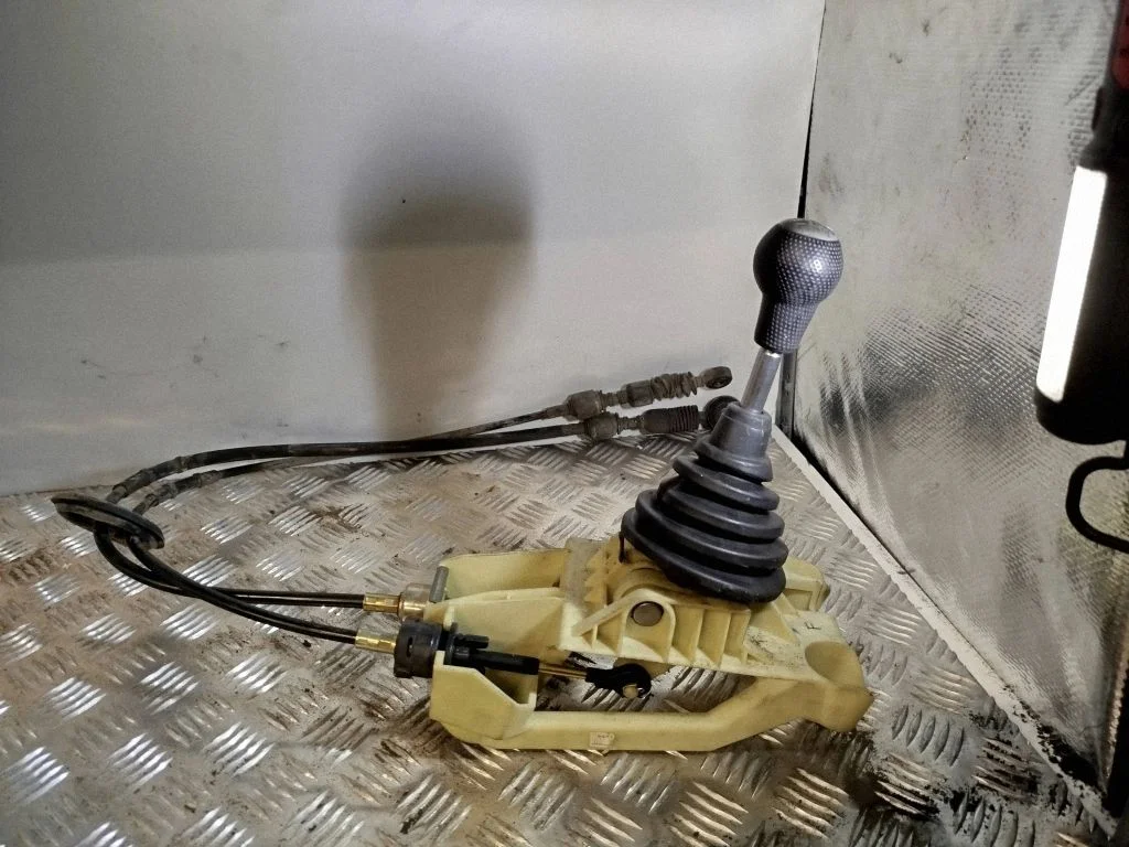 Pavarų perjungimo mechanizmas (kulisa)