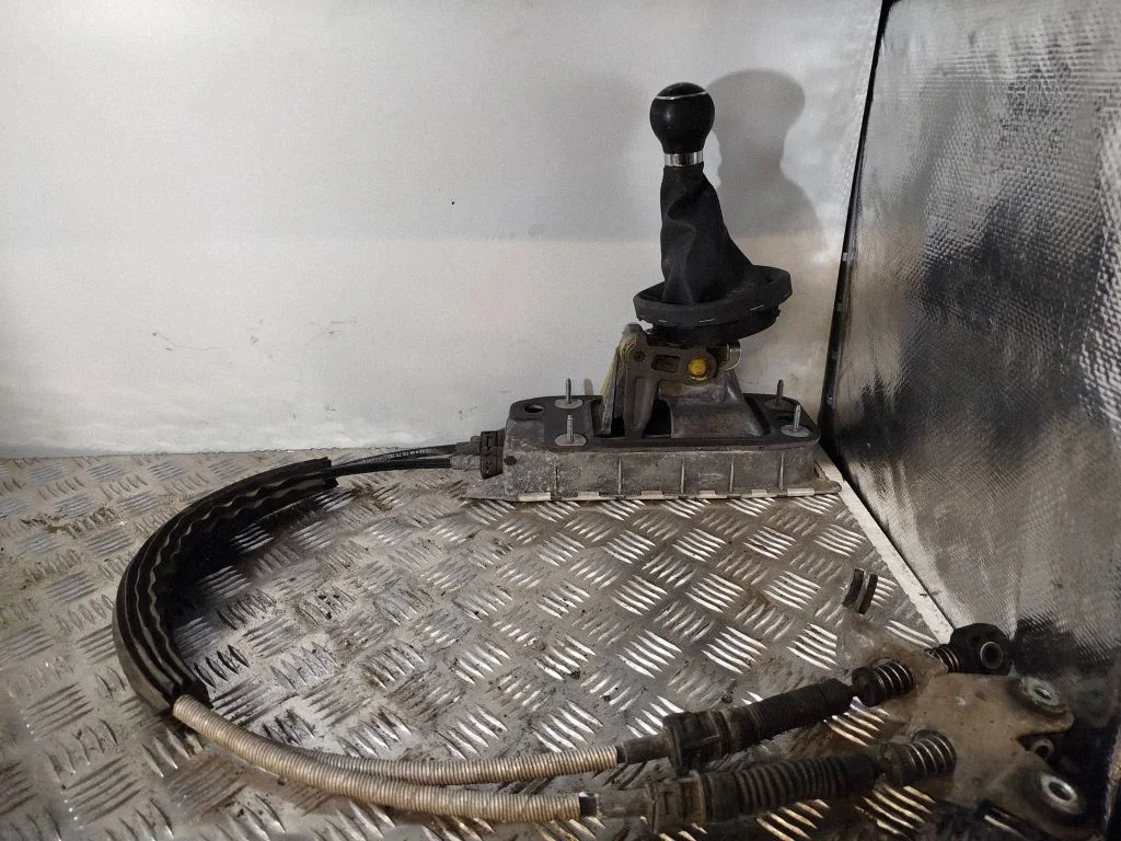 Pavarų perjungimo mechanizmas (kulisa)