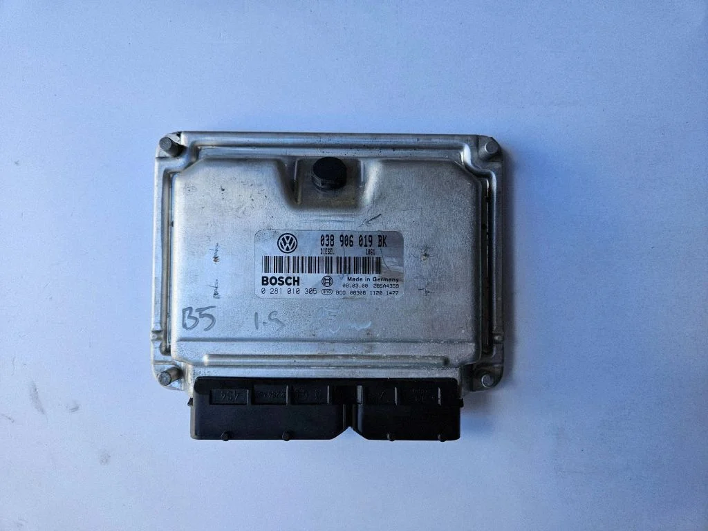 Variklio valdymo blokas