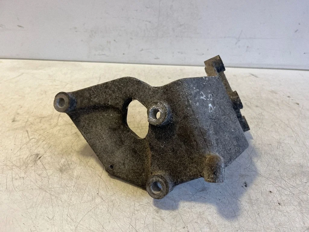 Mootori kinnituskronstein – Nissan X-Trail T31 (2007-2014)