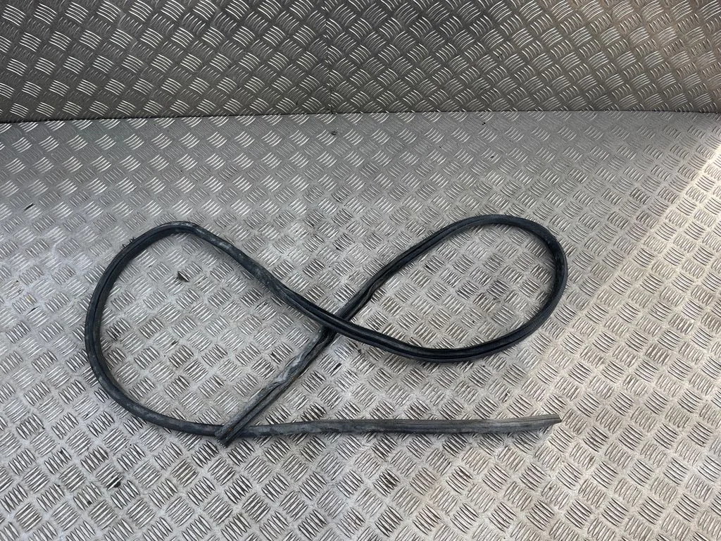 Front door rubber seal – right