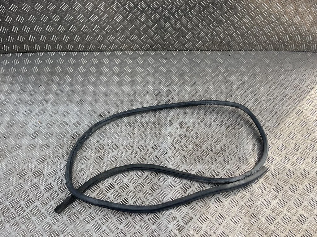 Front door rubber seal – left
