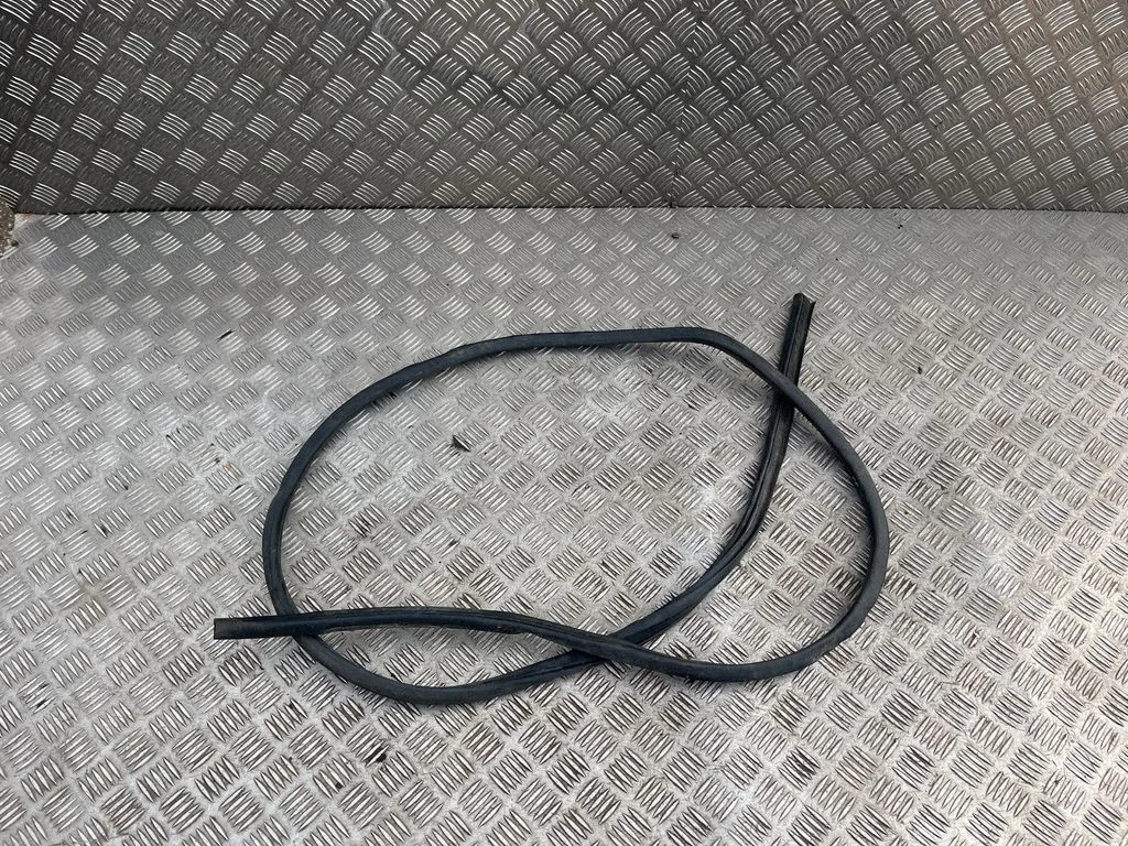Front door rubber seal – left