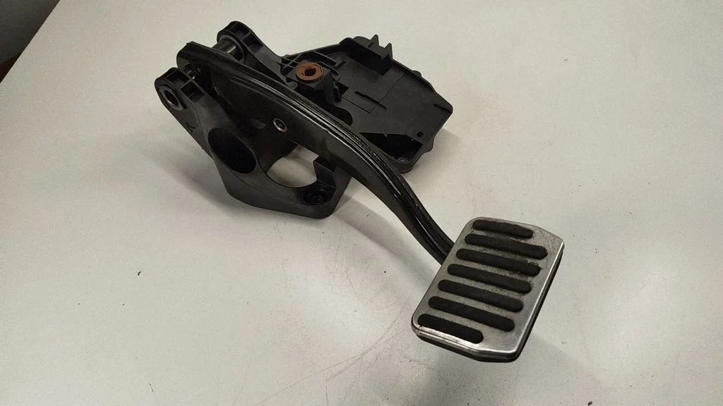Brake pedal – Tesla Model Y (2020-)