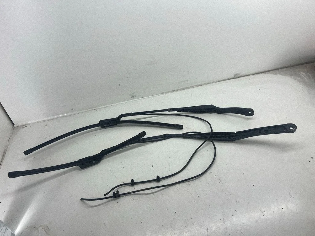 Front wiper blade arm – Tesla Model Y (2020-)