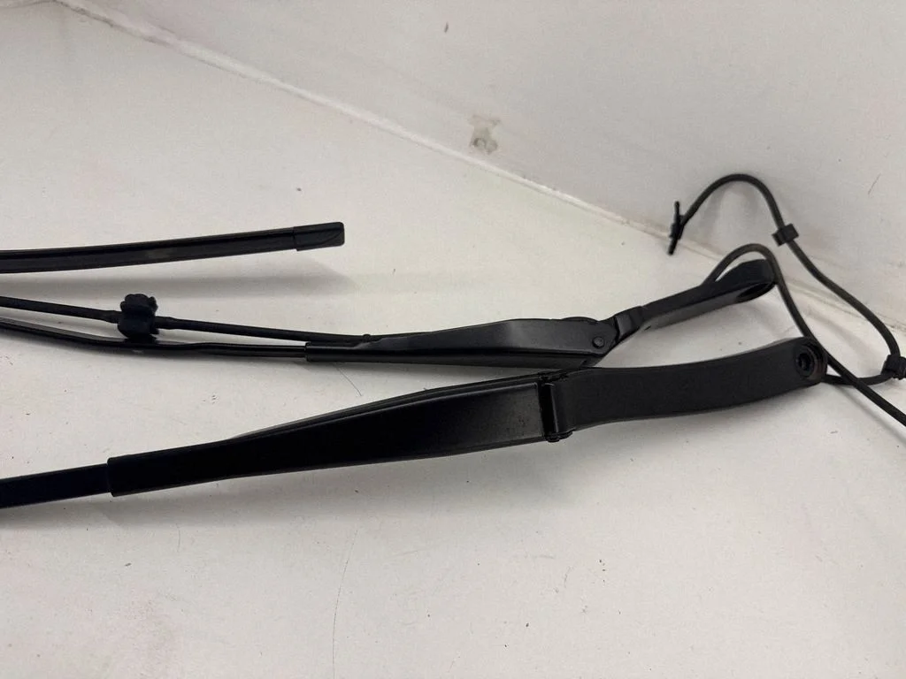 Front wiper blade arm – Tesla Model Y (2020-)