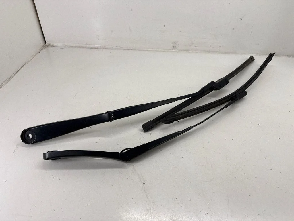 Front wiper blade arm M1PB17526AA