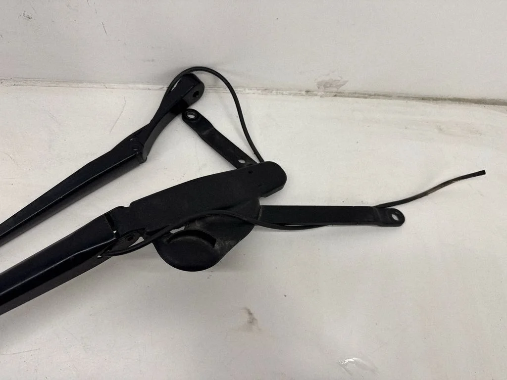 Front wiper blade arm – Tesla Model S (2012-)