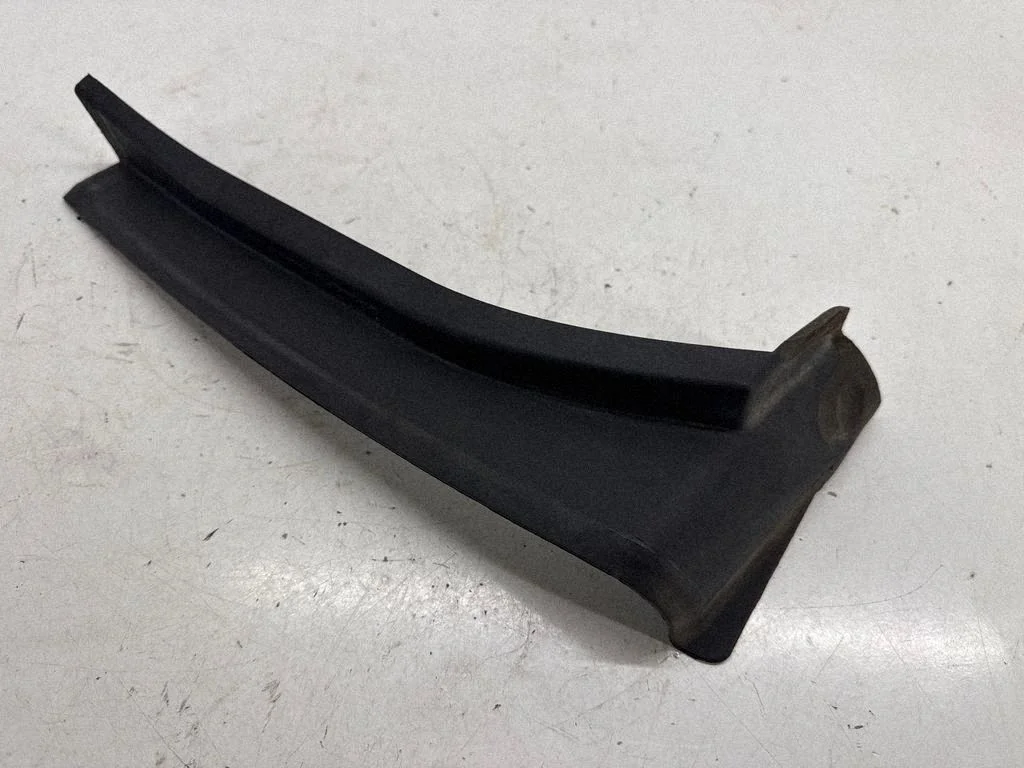 Rear/tail light trim molding M1PB13N552AC