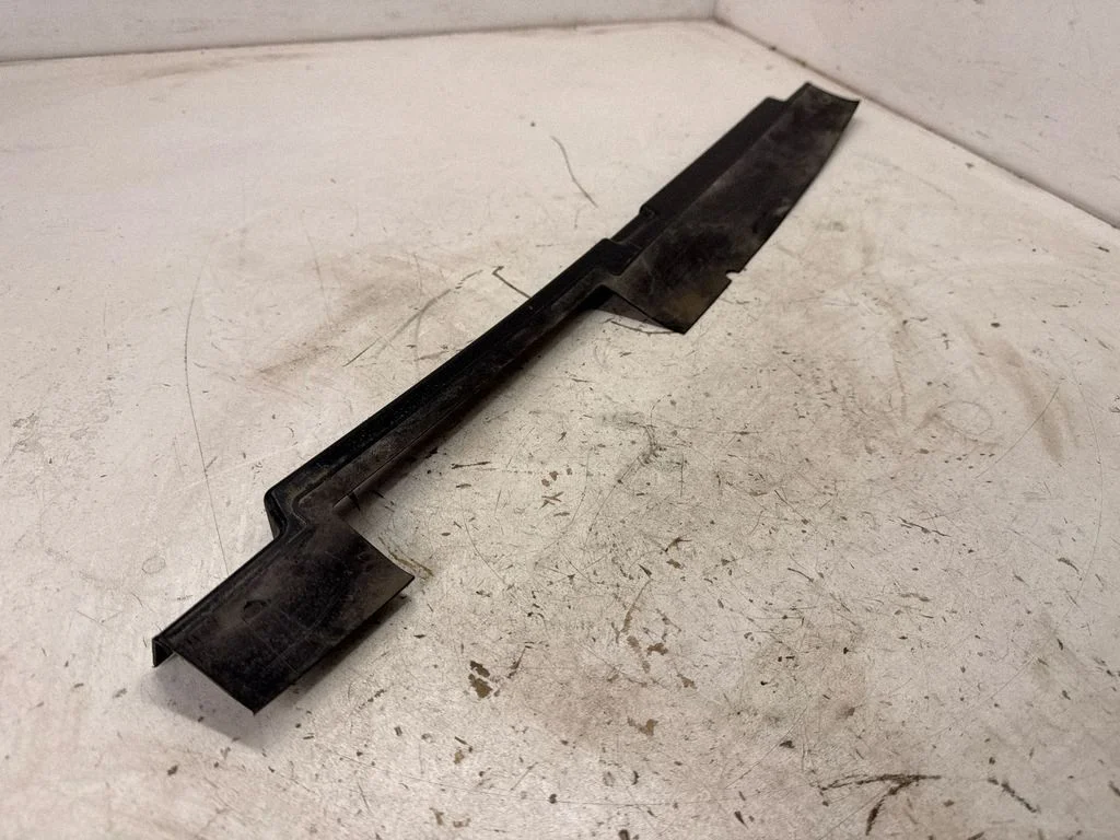 Intercooler air guide/duct channel 83A121285A