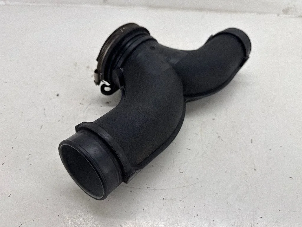 Air intake hose/pipe 7L5129760B
