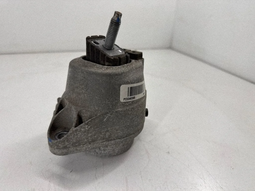 Engine mount bracket 23340395