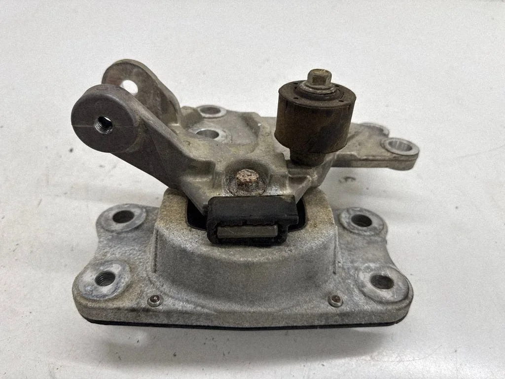 Dzinēja spilvens F2G37M121DC