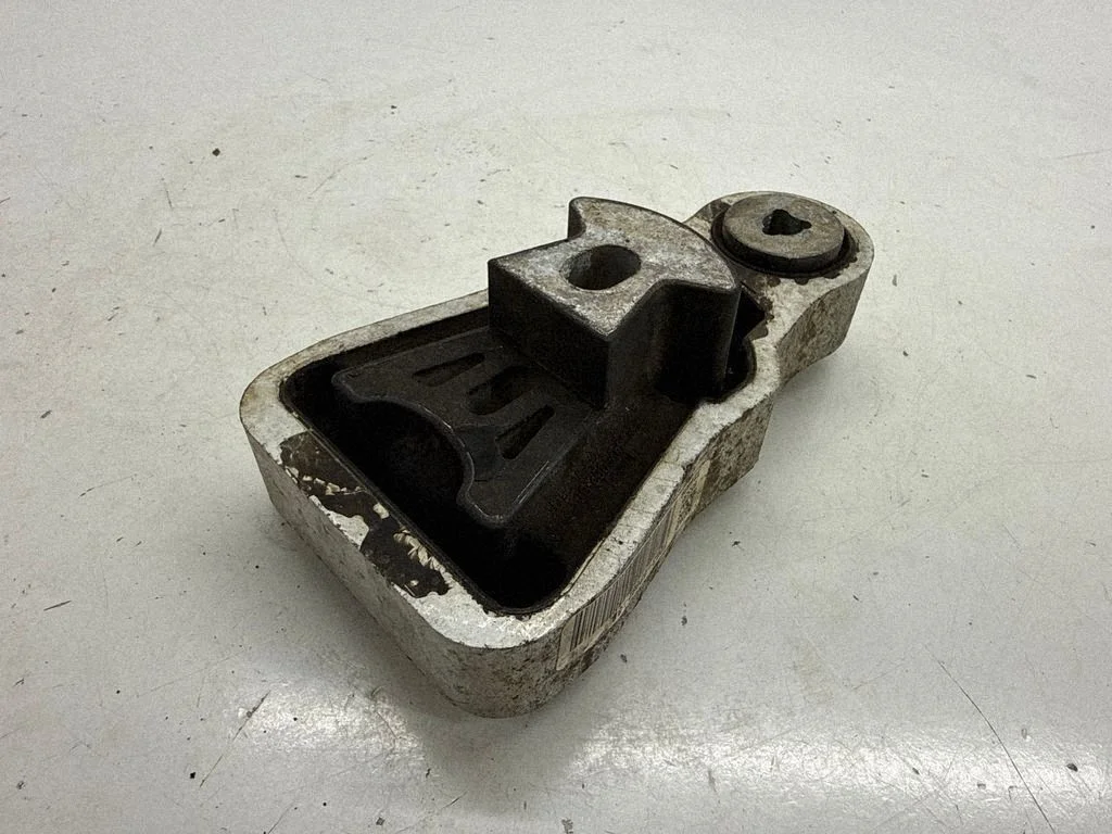 Dzinēja spilvens F2G36P082BB