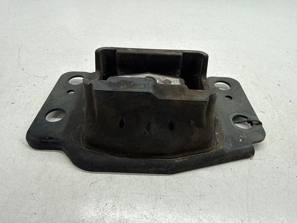 Engine mount bracket DG937M121EA – Ford Fusion II (2013-)