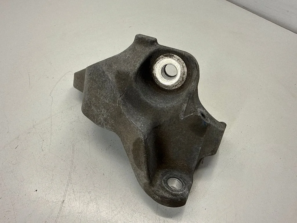 Engine mounting bracket 23104518