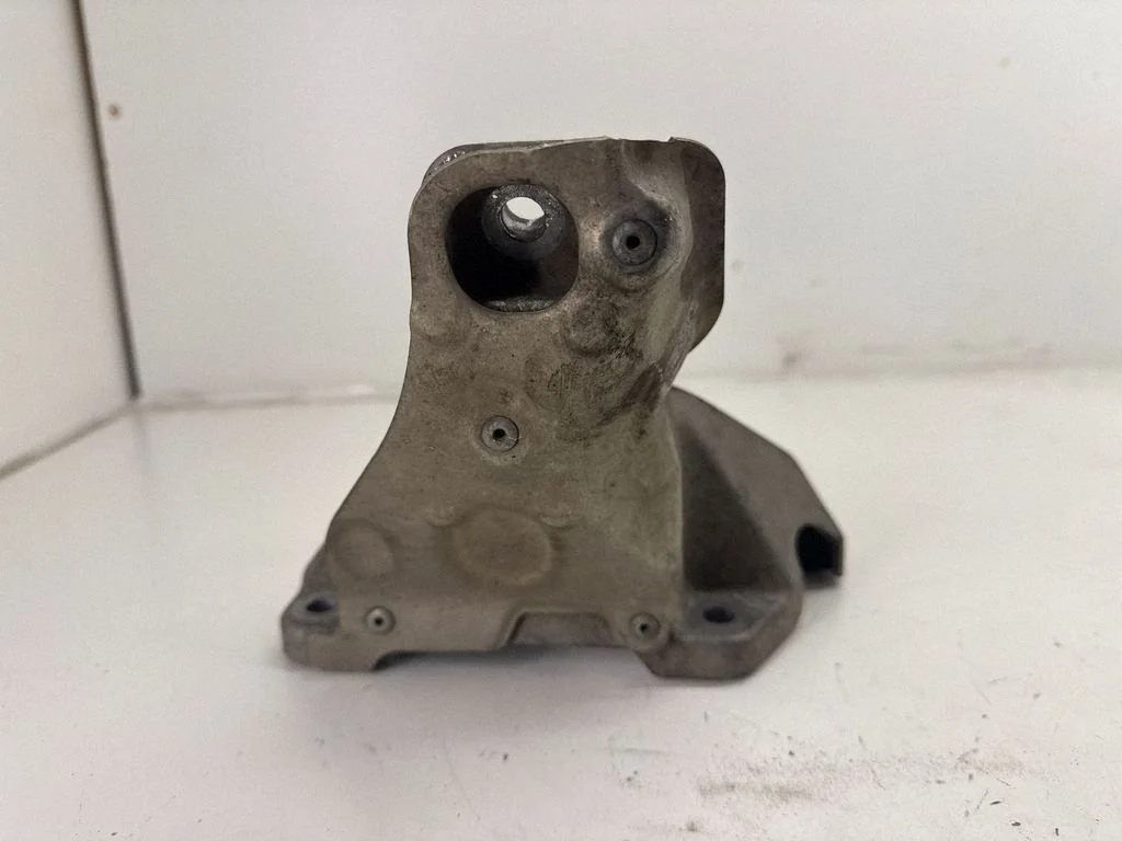 Engine mounting bracket 6788358