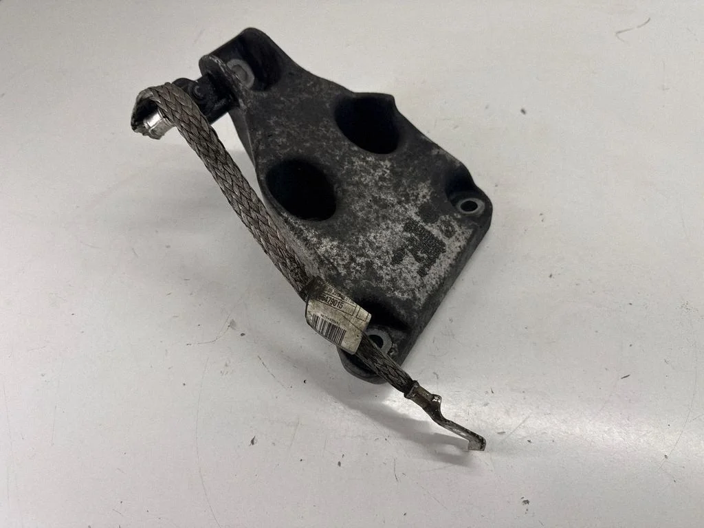 Engine mounting bracket 6788357