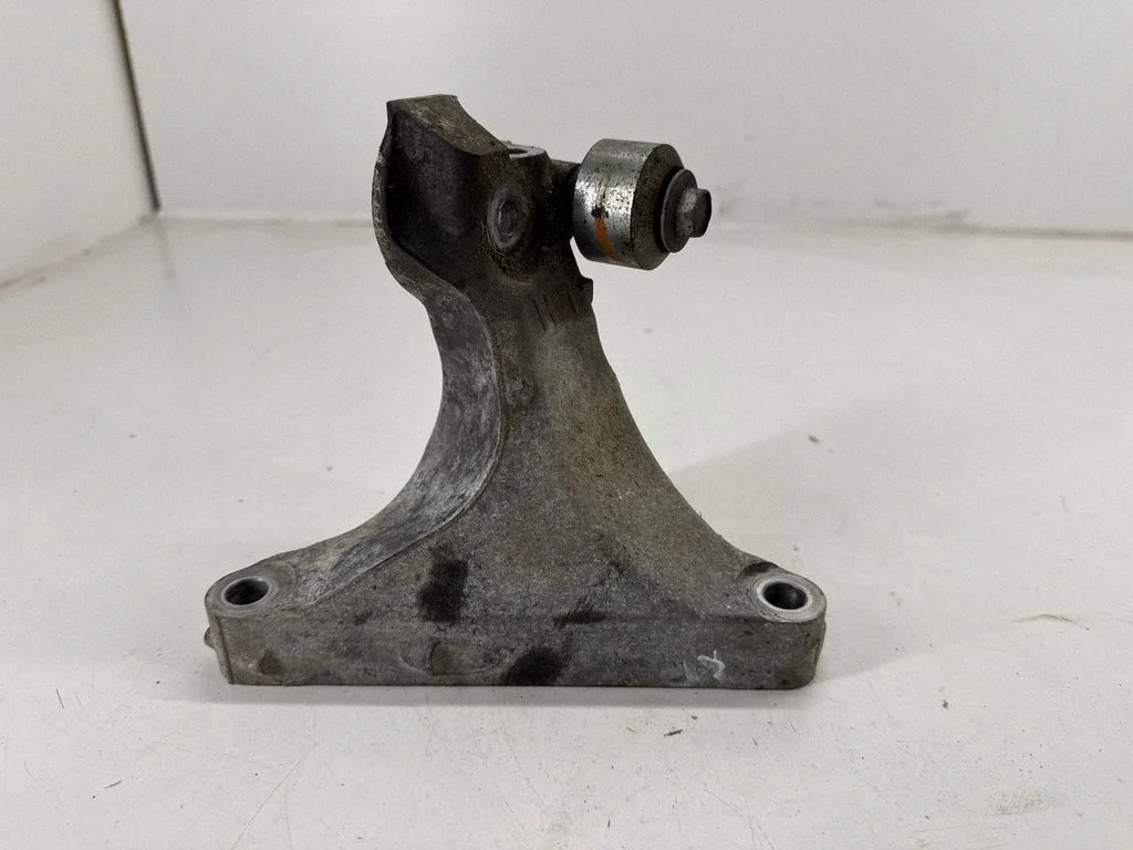 Engine mounting bracket 30450AA010