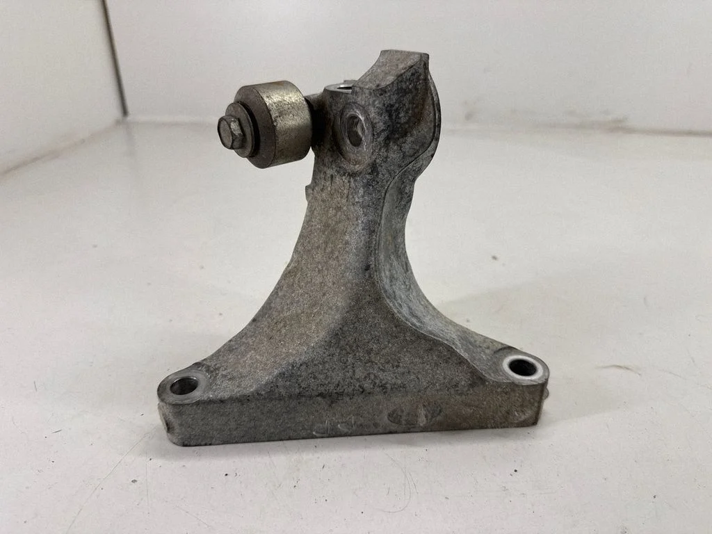 Engine mounting bracket 30450AA000