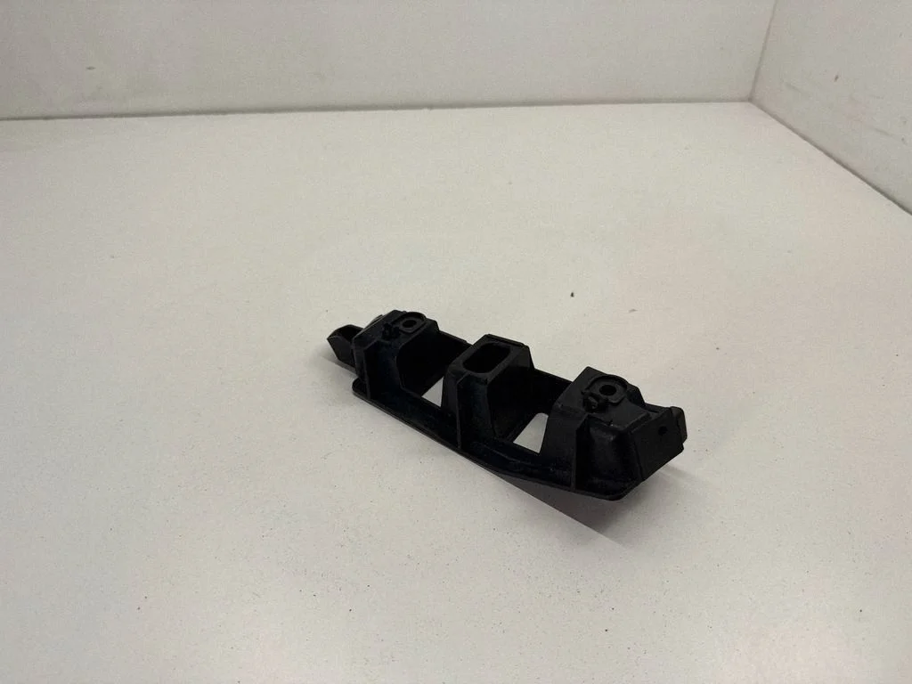 Front bumper mounting bracket 7P6807184