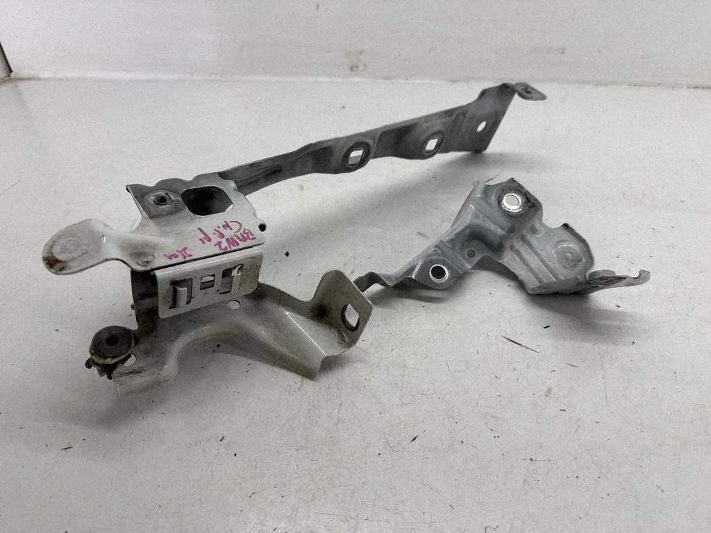Fender mounting bracket 7450388