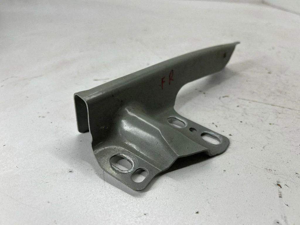 Fender mounting bracket 5NA821184