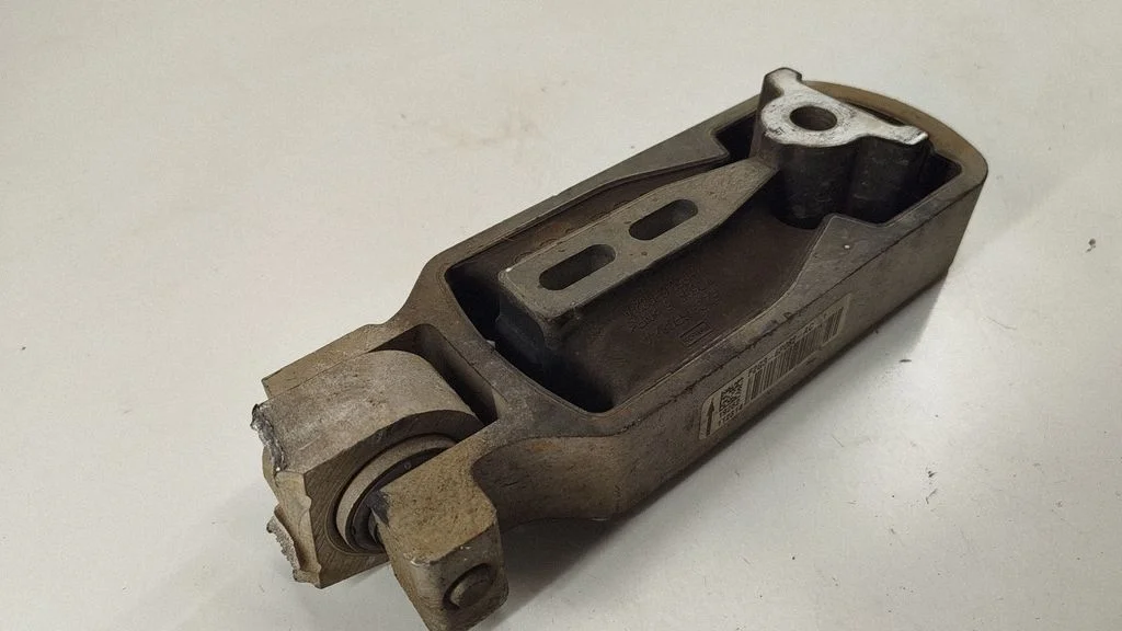 Gearbox mount F2G36P082AC