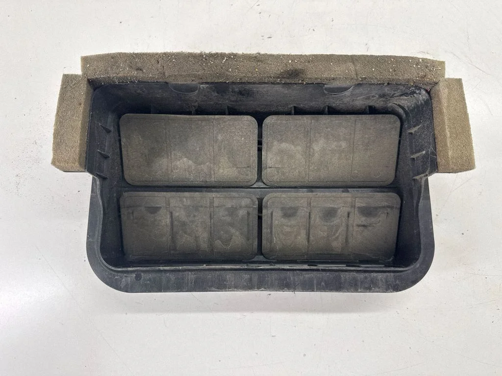 Quarter panel pressure vent 72651AJ01A
