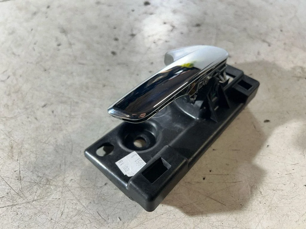 Klamka wewnętrzna drzwi przednich – Jeep Grand Cherokee (2010-2021)