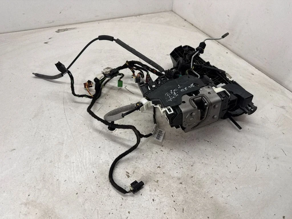 Priekšējo durvju slēdzene 805005DC0A