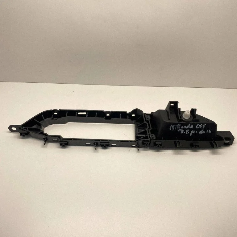 Klamka wewnętrzna drzwi przednich KB7W68404