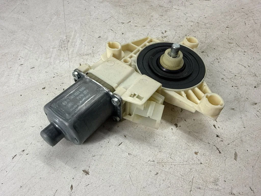 Priekšējā loga pacēlāja motoriņš A2469065100
