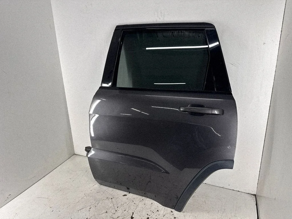 Rear door 68258507AE