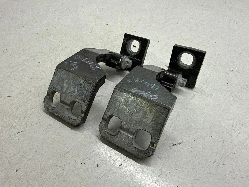 Tagaukse hingede komplekt 68306525AA