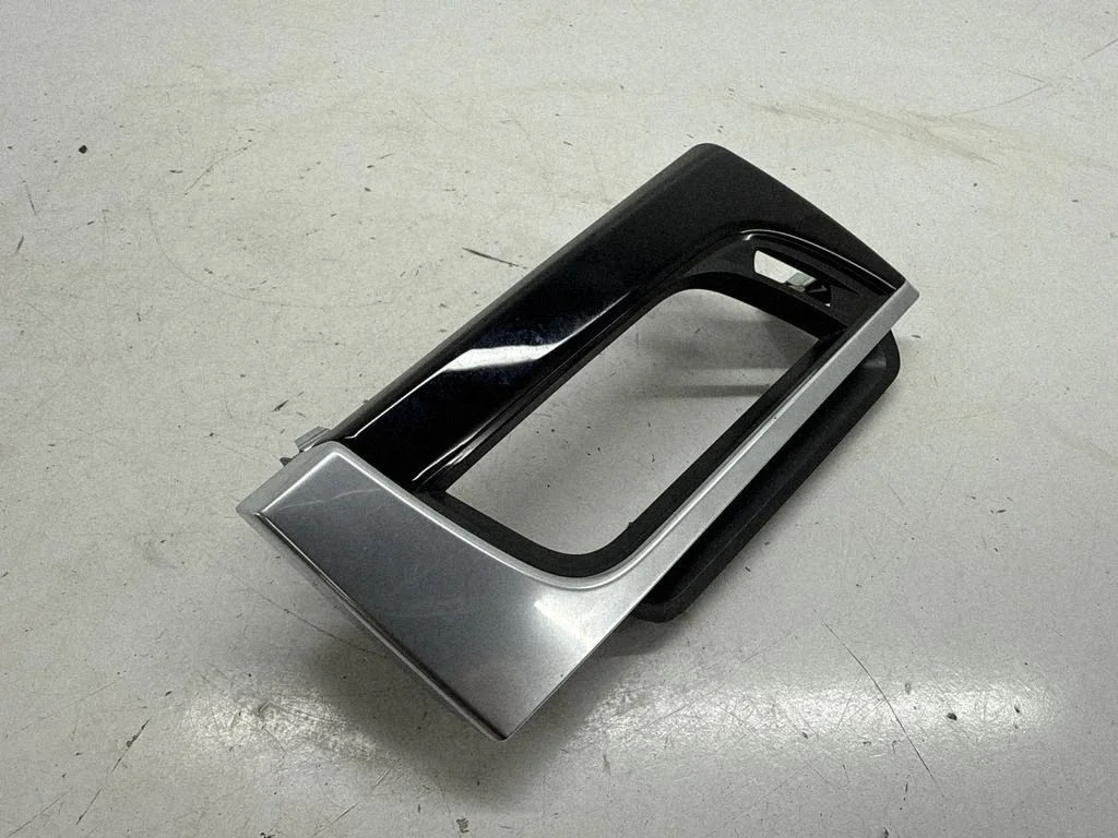 Dashboard glove box trim 9332456