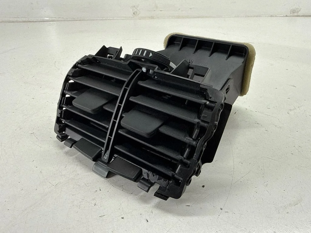Rear air vent grill LJ6B19C570A