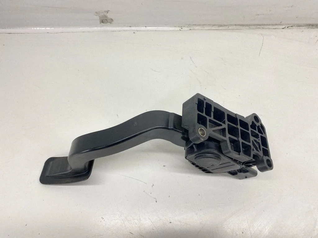Accelerator throttle pedal 104469500A