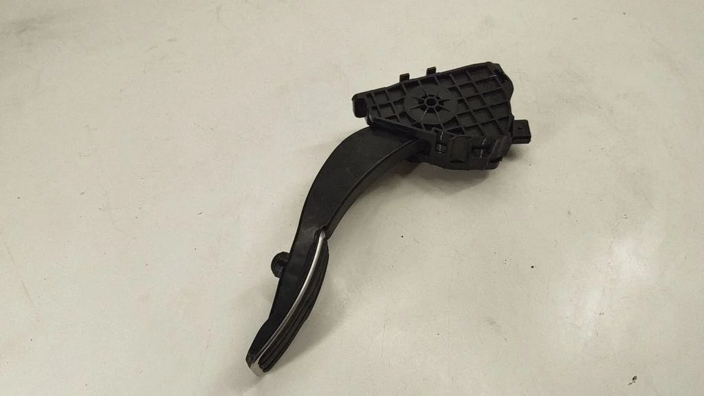 Accelerator throttle pedal E1GC9F836LB