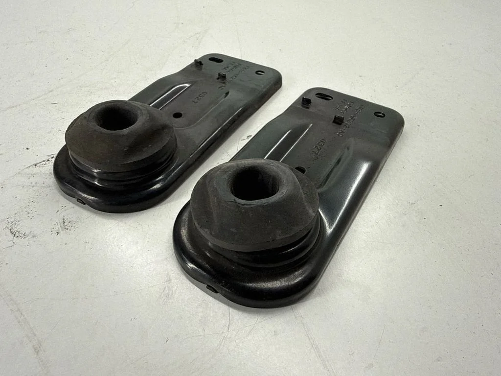 Radiator support slam panel bracket FR338K202AC