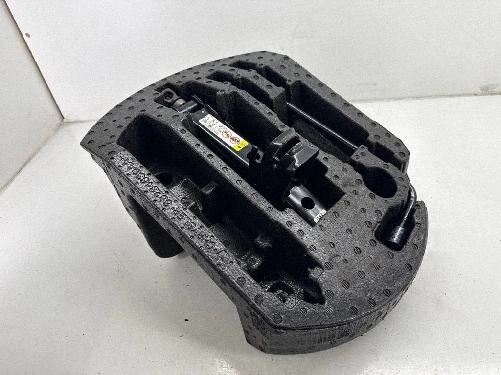 Pagasiruumi panipaik 04766498AA