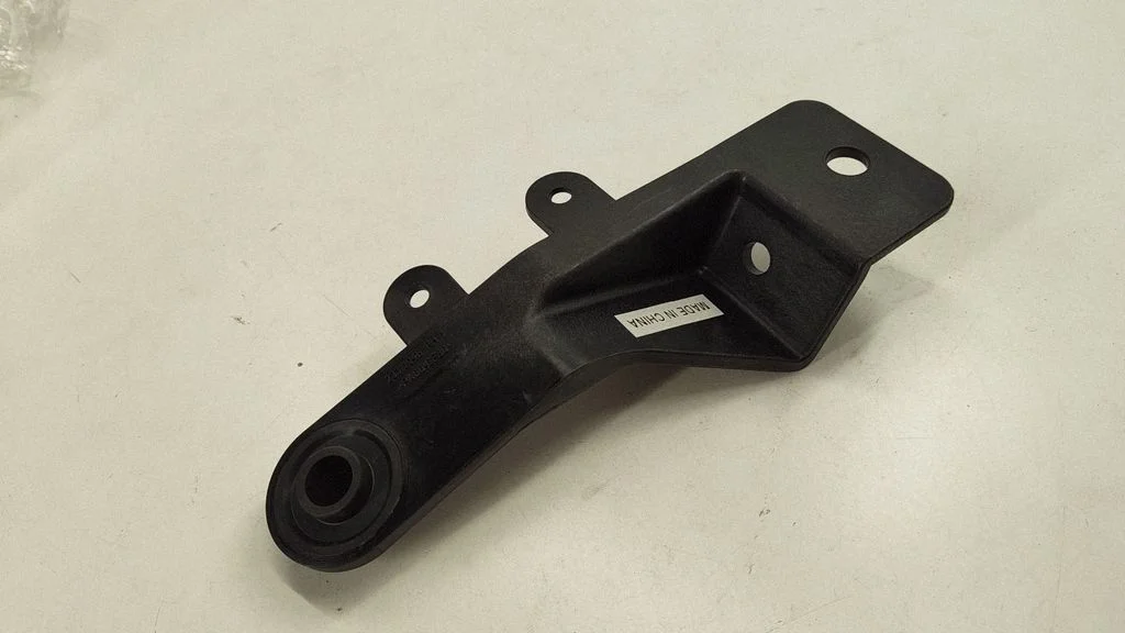 Radiator mount bracket 23310046