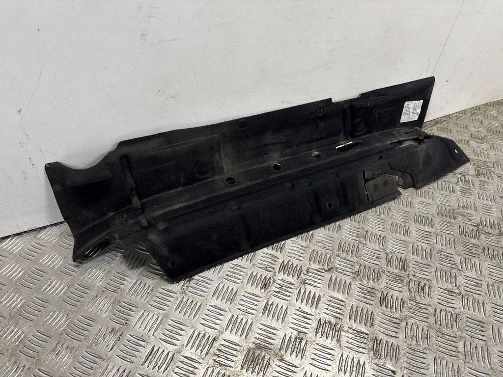 Heat shield in engine bay 83A863993A